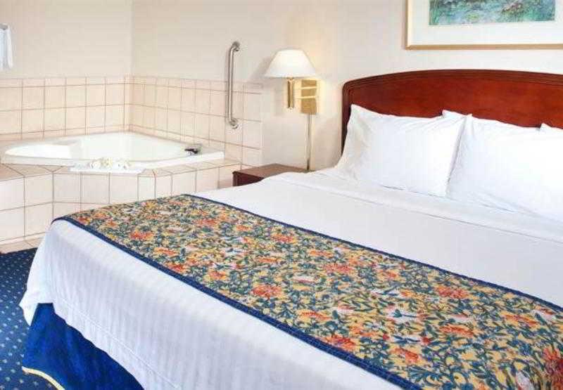 Courtyard By Marriott Cleveland Westlake Extérieur photo